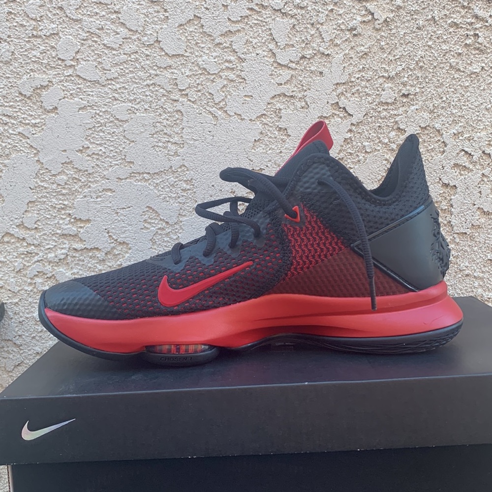 Nike LeBron Witness 4 - Picture 1 of 11